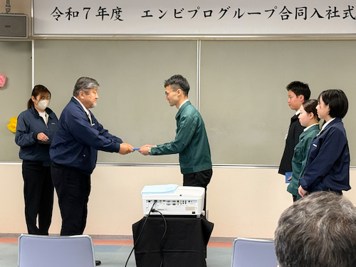 各社長から新入社員の皆様へ経営計画書をお渡し